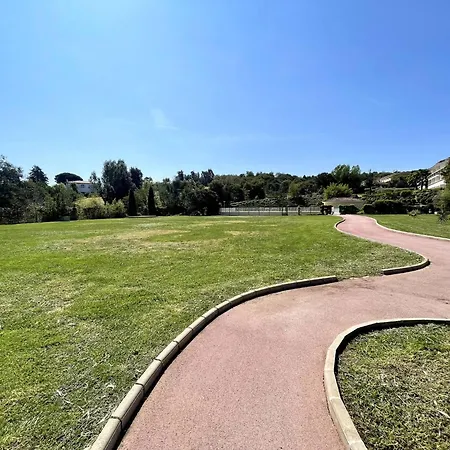 - 2 Pieces Avec Parc Et Piscine * Cannes