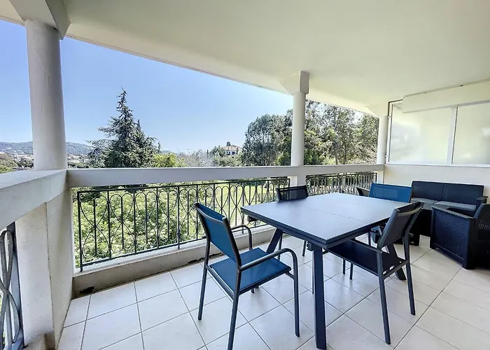 - 2 Pieces Avec Parc Et Piscine Daire Cannes