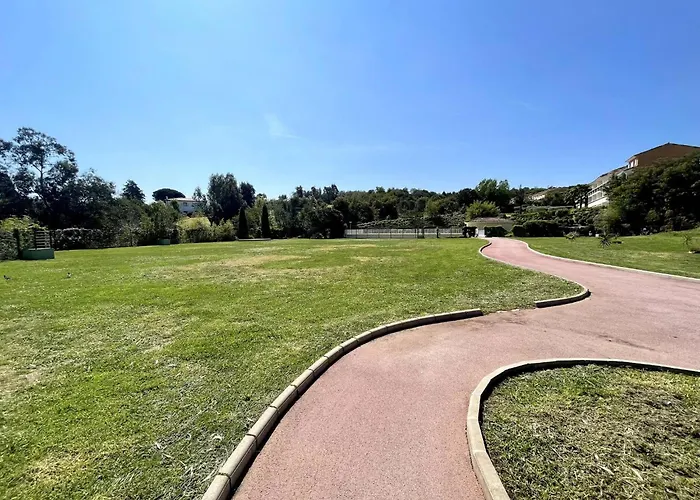 - 2 Pieces Avec Parc Et Piscine * Cannes